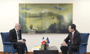 Kurti takohet me ambasadorin francez, flasin për zgjedhjet e 9 shkurtit