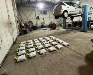 Ndalohet në Jarinjë vetura me targa serbe, u gjetën mbi 32 kg drogë